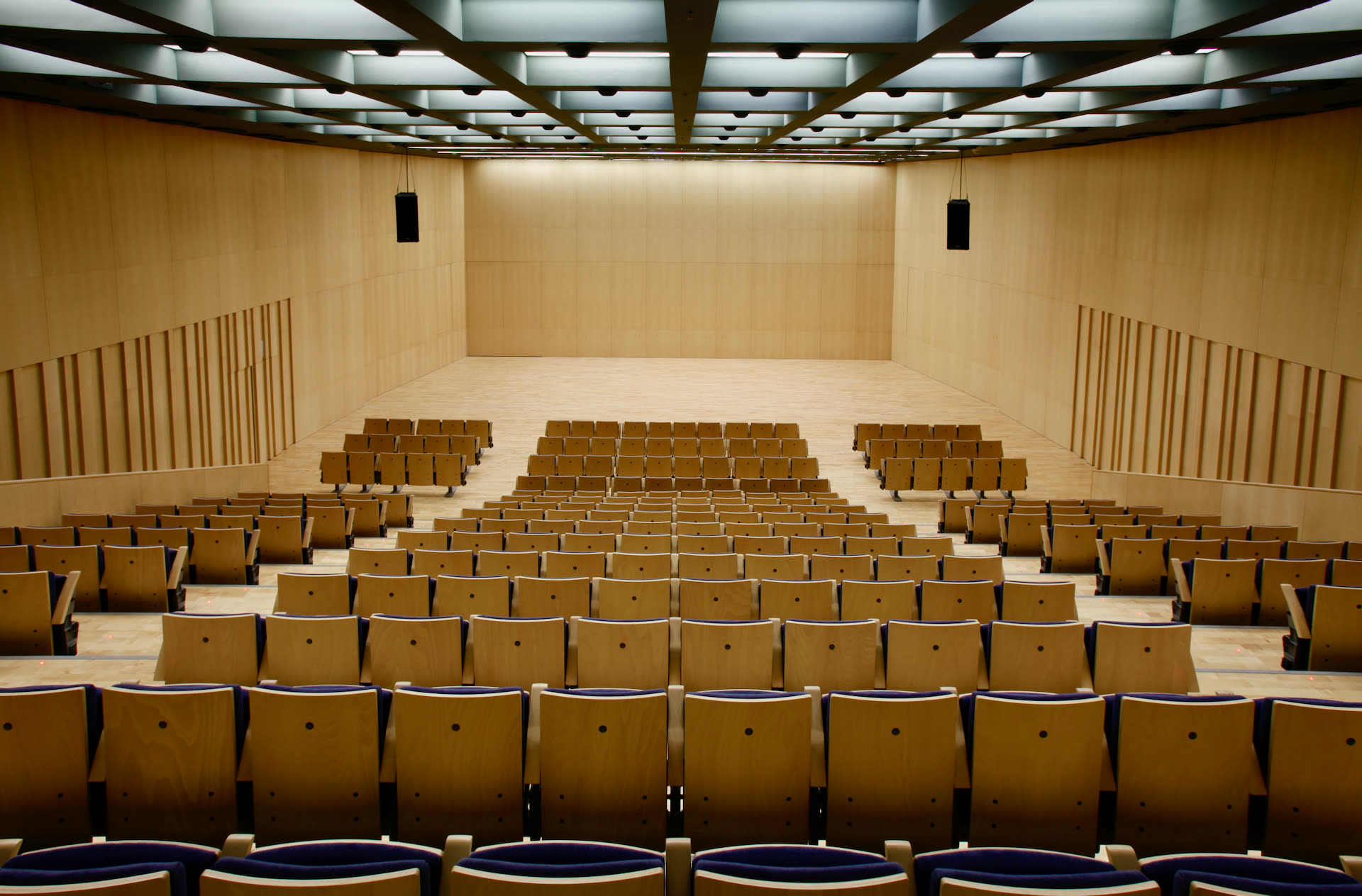 Sala amb sistema audiovisual integrat